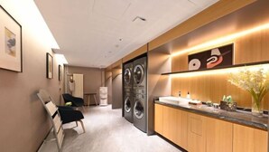 A modern hotel room with a large bed, a bedside table, and a wall-mounted TV. - Homeinn · neo (Beijing Ping'anli Subway Station) (Beijing)