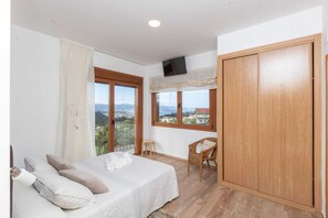 5 bedrooms, desk, iron/ironing board, free WiFi