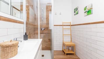 Een haardroger, een bidet, handdoeken, zeep