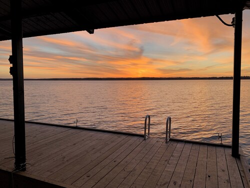 Lake front home w/gorgeous sunsets from dock for families or fishing groups!