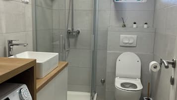 Een douche, een haardroger, handdoeken, zeep