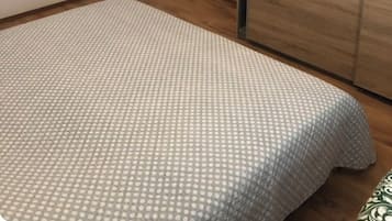 3 chambres, coffres-forts dans les chambres, fer et planche à repasser