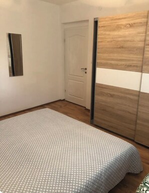 3 bedrooms, in-room safe, iron/ironing board, WiFi