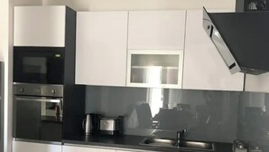 Een koffiezetapparaat/waterkoker, een koelkast, een microgolfoven
