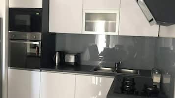 Réfrigérateur, micro-ondes, four, cafetière/bouilloire