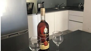 Een koffiezetapparaat/waterkoker, een koelkast, een microgolfoven