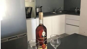 Wasserkocher mit Kaffee-/Teezubehör, Kühlschrank, Mikrowelle, Ofen
