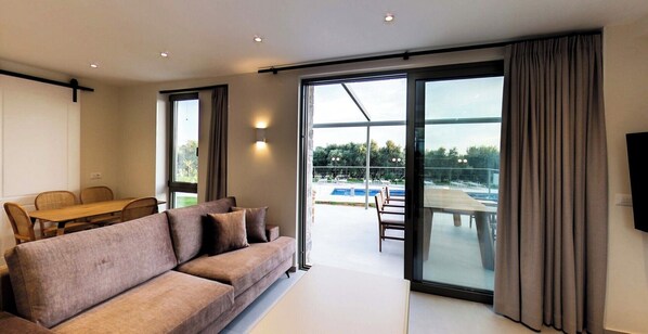 Una Smart TV, una mesa de tenis de mesa