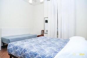 Economy Triple Room | Desk, free WiFi - Lia Rooms 3 (La Spezia)
