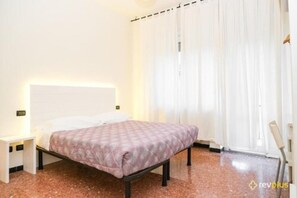 Desk, free WiFi - Lia Rooms 3 (La Spezia)