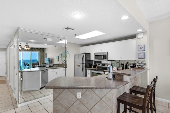 Fridge, microwave, oven, stovetop - Top Floor Beachfront View, Pool/Hot Tub (Destin)