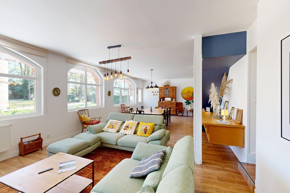 Superior cottage | Woonruimte | Een 43-inch smart-tv met digitale zenders en een open haard