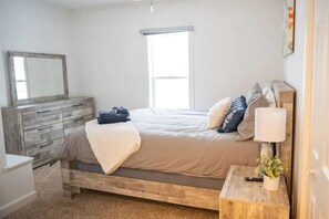 4 slaapkamers, een bureau, een strijkplank/strijkijzer, gratis wifi