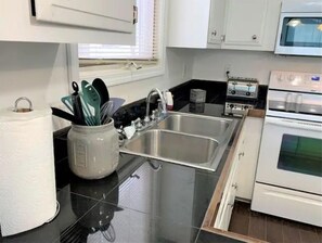 Een koelkast, een microgolfoven, een oven, een kookplaat