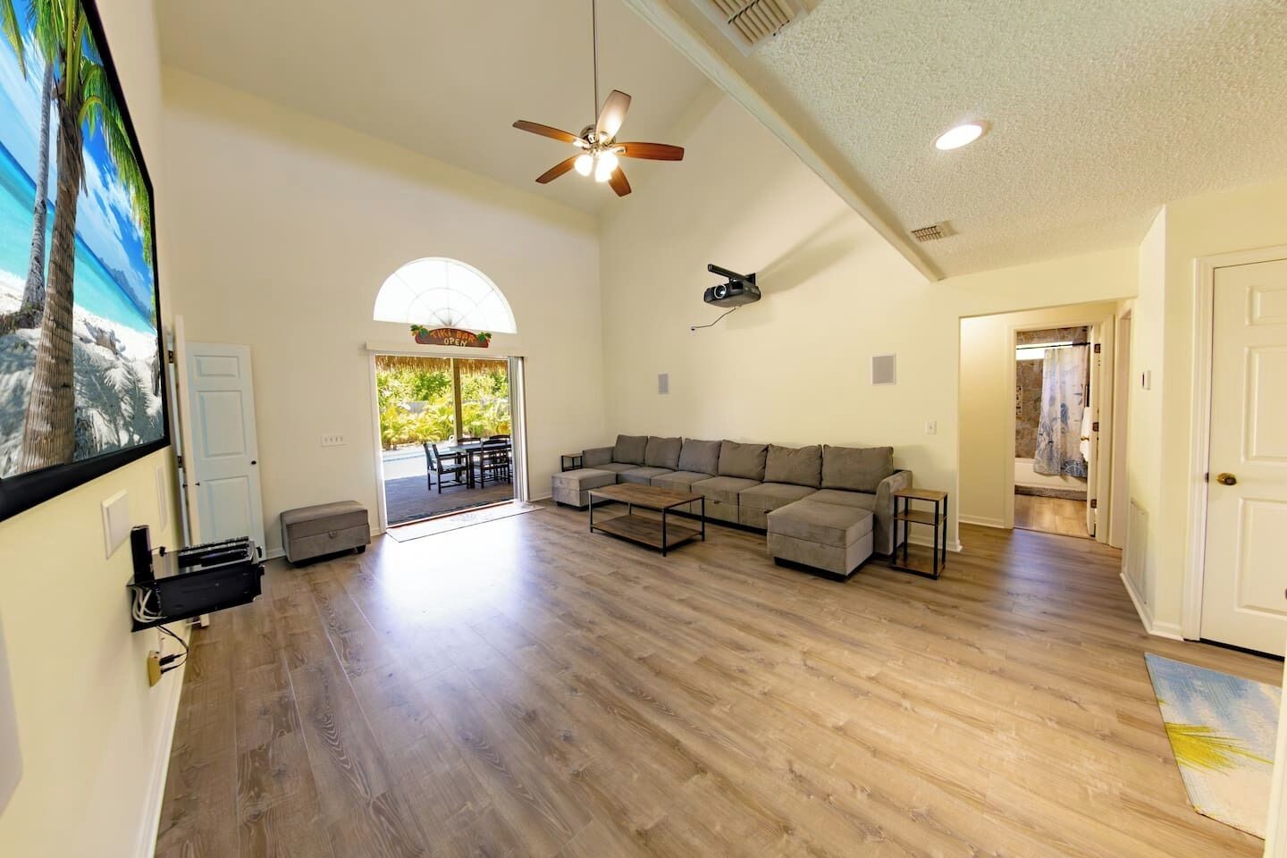 Smart TV, videogames, mesa de pingue-pongue, aparelho de som