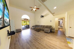 Smart-tv, videospil, bordtennisbord, stereoanlæg