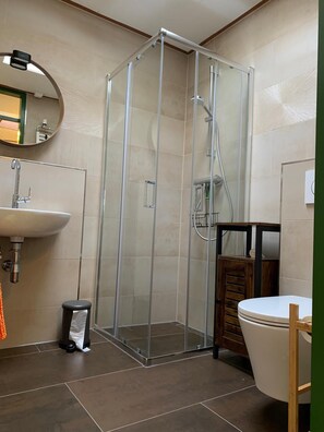 Shower, hair dryer - Gemütliches Ferienhaus in Ruhigen Ferienpark (Herkingen)