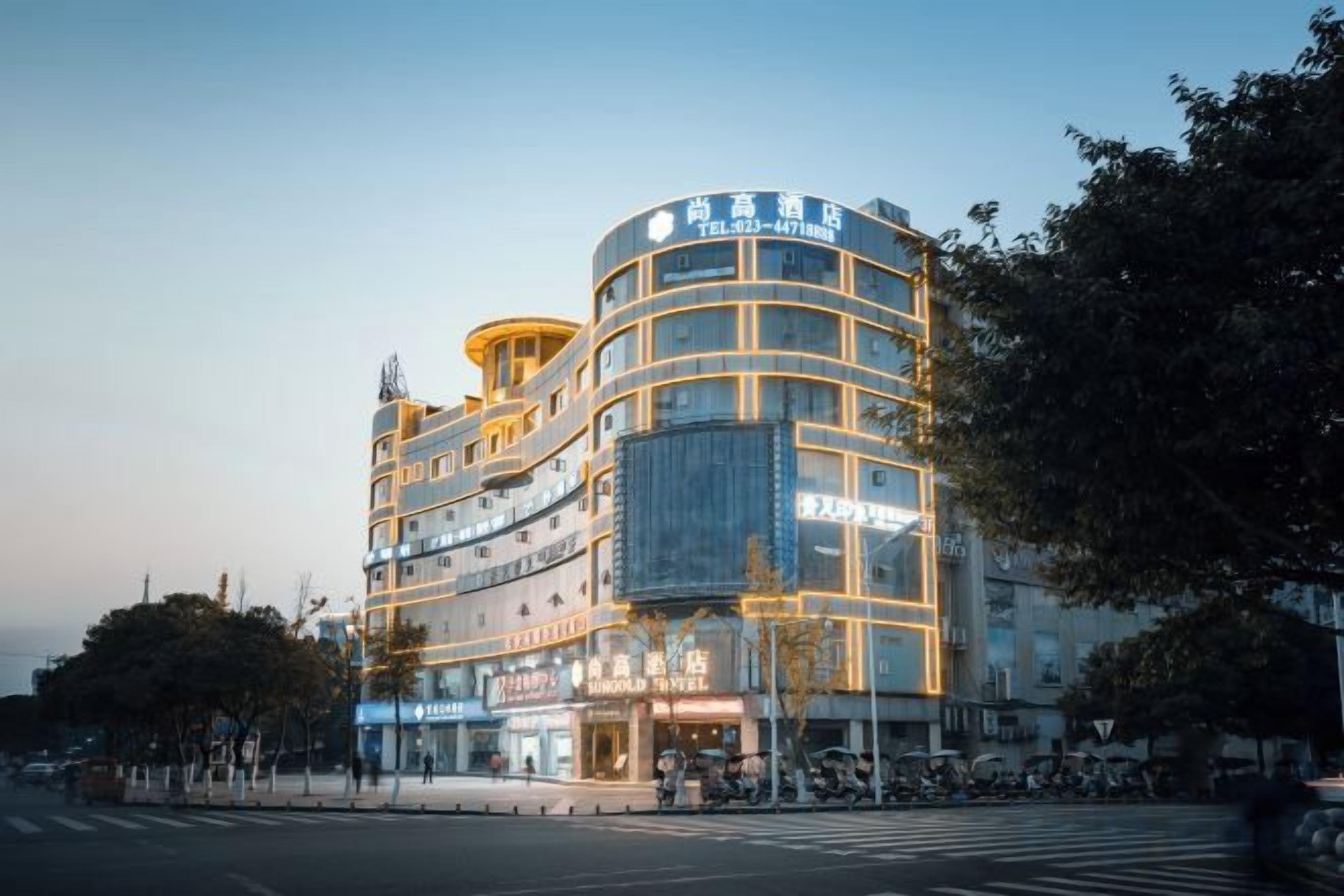 A multi-story hotel with a curved facade, multiple balconies, and signage indicating amenities like a restaurant and a spa.
