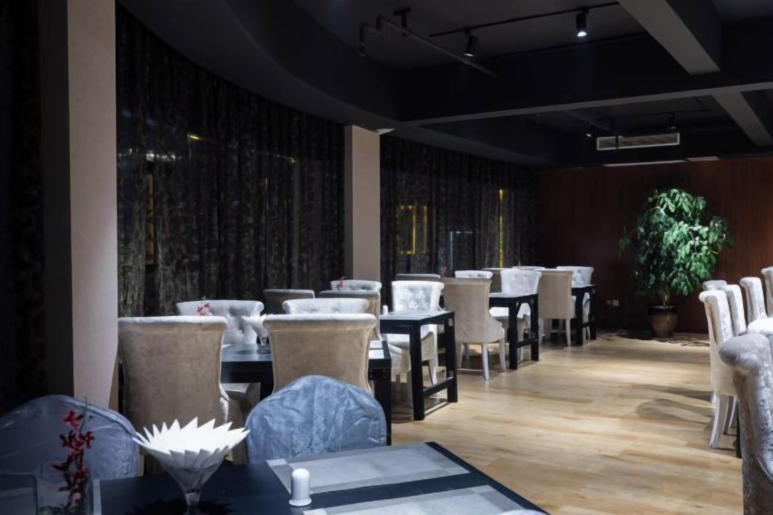 Ein Restaurant mit Tischen und Stühlen für die Essenszeit.
