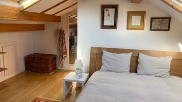 4 slaapkamers, een bureau, een strijkplank/strijkijzer, reisbedje