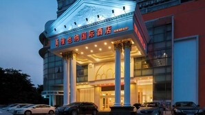 A hotel with a prominent entrance, large columns, and a modern facade. - Vienna International Hotel Foshan Qiandenghu Guicheng Subway Station Branch (Foshan)