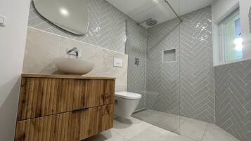 Dusche, Haartrockner, Handtücher, Seife