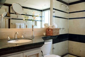 Shower, hair dryer - Puerto Aventuras Apartment in Gran Marina (Puerto Aventuras)