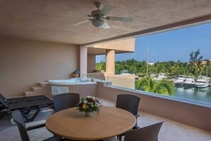Outdoor dining - Gran Marina Apartment: Pool, HotTub, & Beach Acces (Puerto Aventuras)