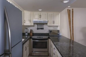 Frigorífico, horno, placa de cocina y cafetera o tetera