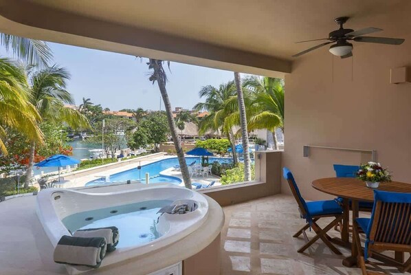 Outdoor dining - Puerto Aventuras Condo: Marina & Beachfront Views (Puerto Aventuras)