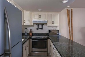 Fridge, oven, stovetop, coffee/tea maker - Puerto Aventuras: Oceanfront Apartment with Pool (Puerto Aventuras)