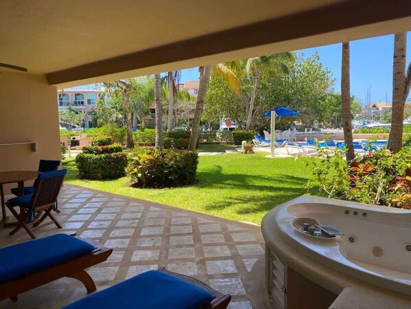 Outdoor dining - Puerto Aventuras: Oceanfront Apartment with Pool (Puerto Aventuras)