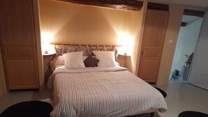 A bed with a striped bedspread, two bedside lamps, and a headboard. - Bienvenue Dans les Alpes de Hautes Provence . A Proximité des Gorges du Verdon (Beynes)