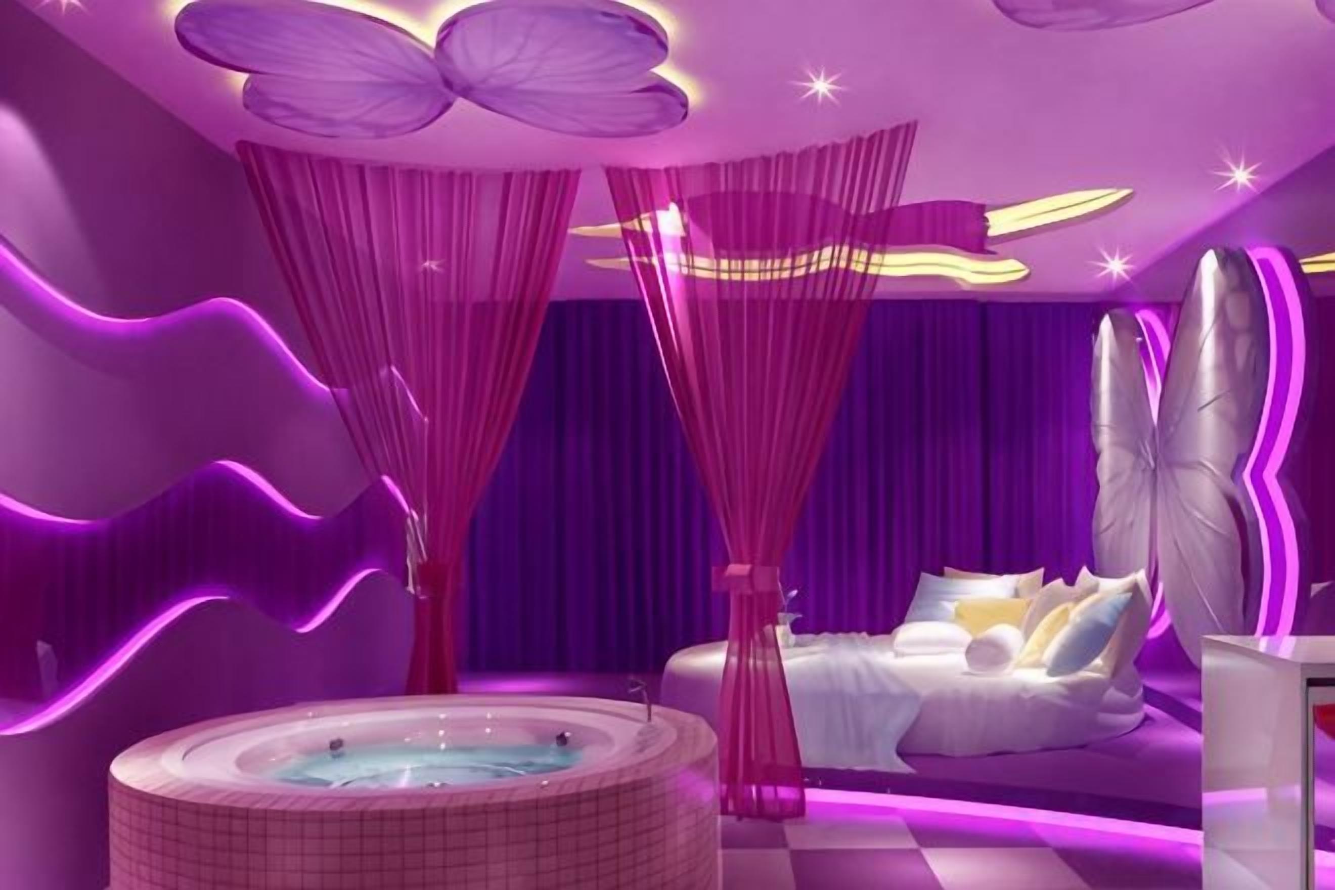 Ein Schlafzimmer mit einem Bett, einer Whirlwanne und einem Baldachin.
