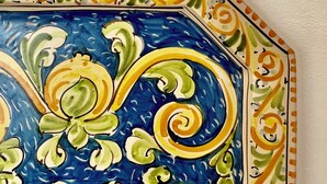 Two ceramic plates with intricate floral patterns and a blue background. - Cri's house 3km from the Zingaro Nature Reserve (san vito lo capo)
