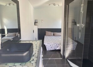 Een douche, handdoeken, toiletpapier