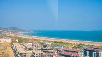 Un área residencial costera con edificios, una playa y el océano.