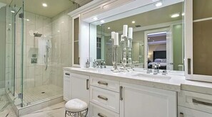Dusche, Haartrockner, Bidet, Handtücher