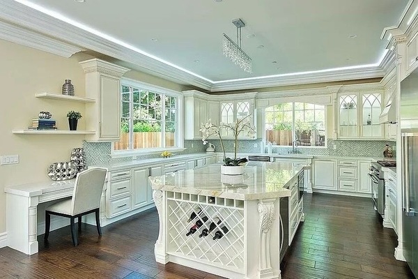 Een microgolfoven, een oven, een kookplaat, een vaatwasser