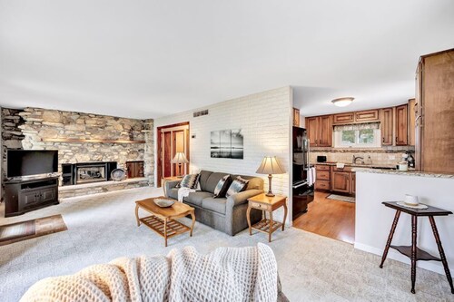 Well maintained home. Close to events. EAA, Packer games, Mile of Music. 


