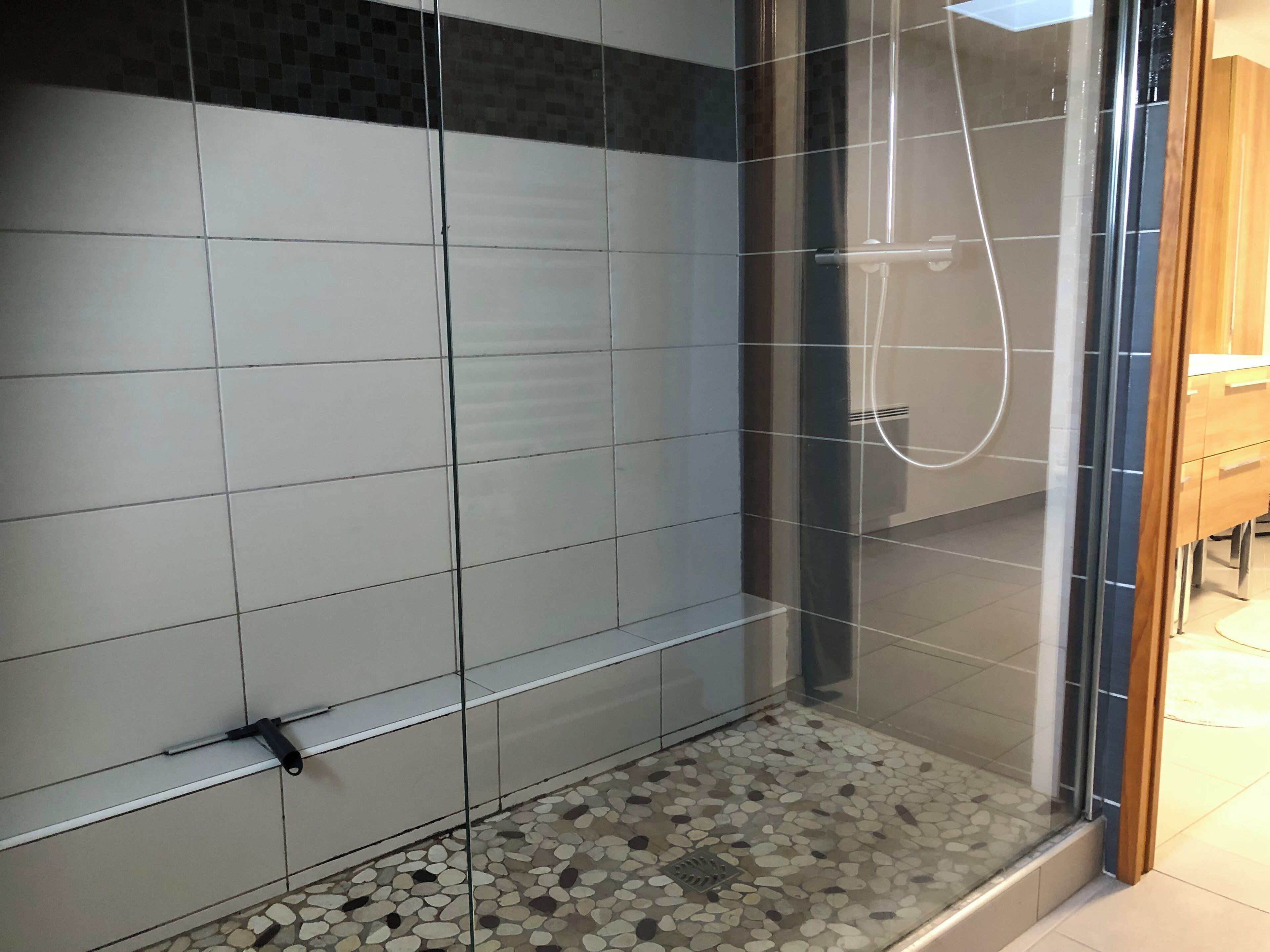 Douche, sèche-cheveux, papier toilette