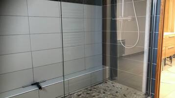 Douche, sĂšche-cheveux, papier toilette
