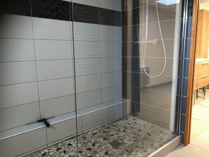 Douche, sèche-cheveux, papier toilette
