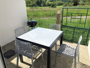 Outdoor dining - Gîte Neuf mer et Montagne (Ayherre)