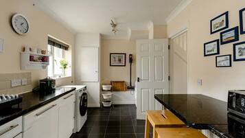 Mikrowelle, Ofen, Geschirrspüler, Toaster