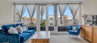 Stylish seaside house, 2 min walk from beach - Pass the Keys