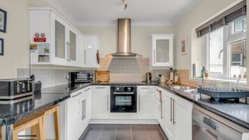 Mikrowelle, Ofen, Geschirrspüler, Toaster