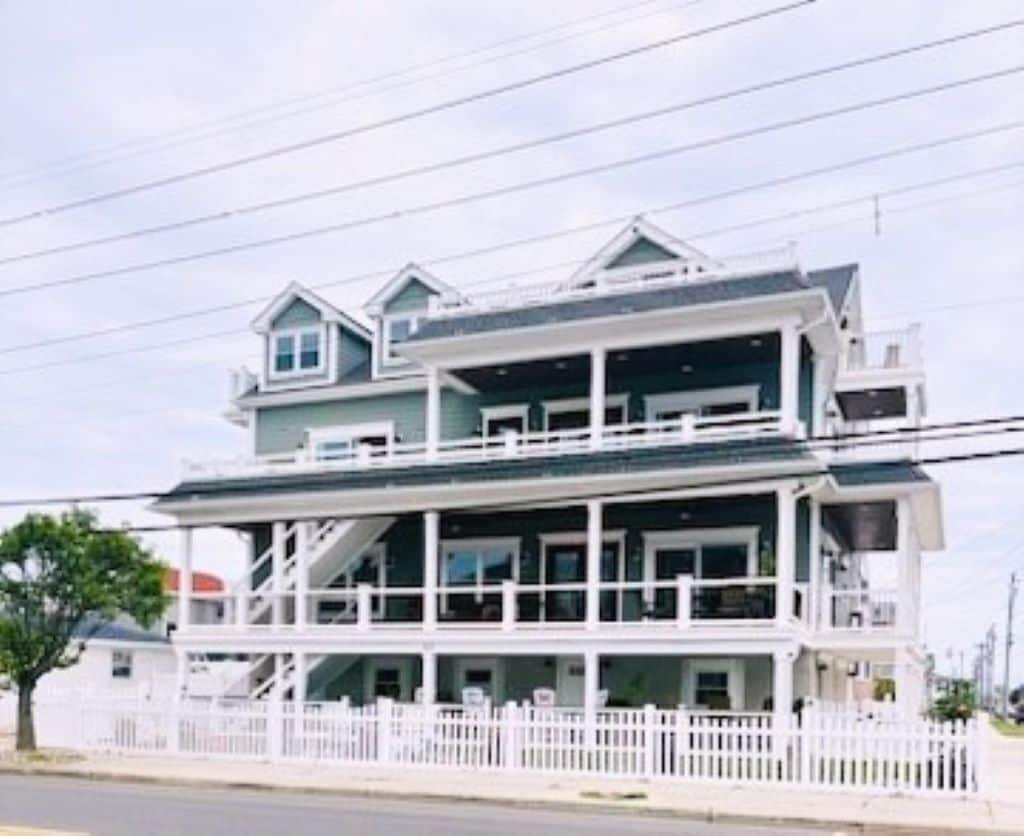 EXPANSIVE DECKS BREATHTAKING BAY VIEWS!! GREAT LOCATION!