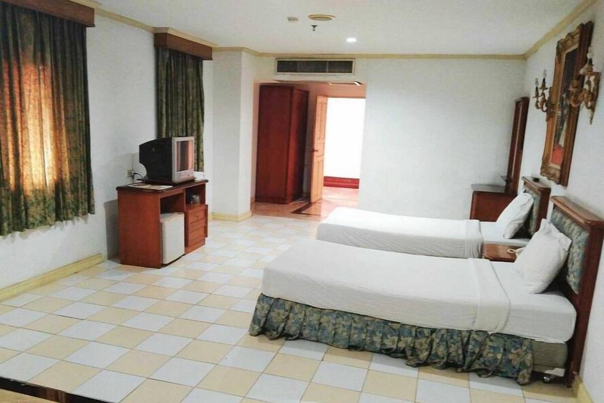 ห้องสแตนดาร์ดทวิน | โต๊ะทำงาน, ผ้าปูที่นอน