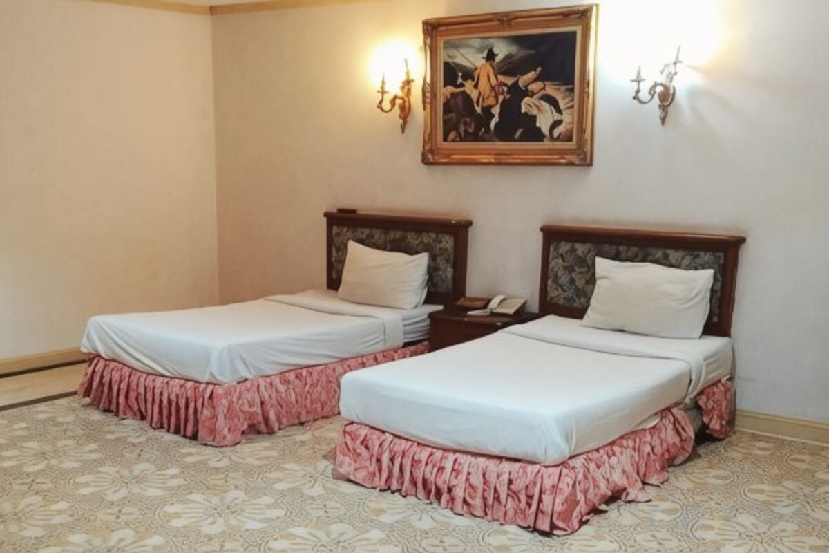 Escrivaninha, roupa de cama